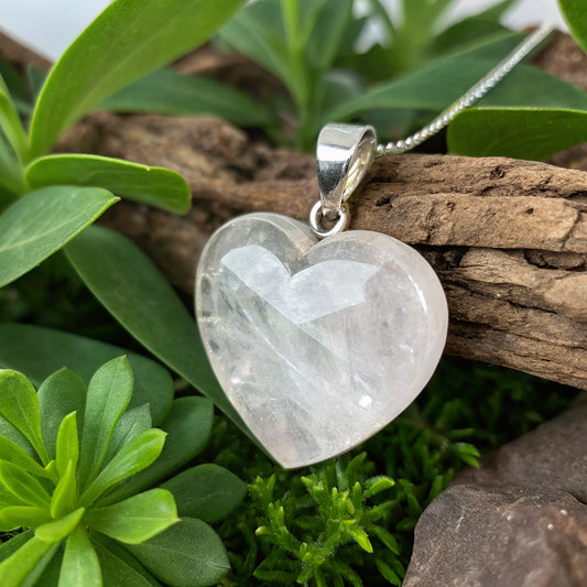 Bergkristall Herz-Anhänger – Klare Energiezärtlichkeit