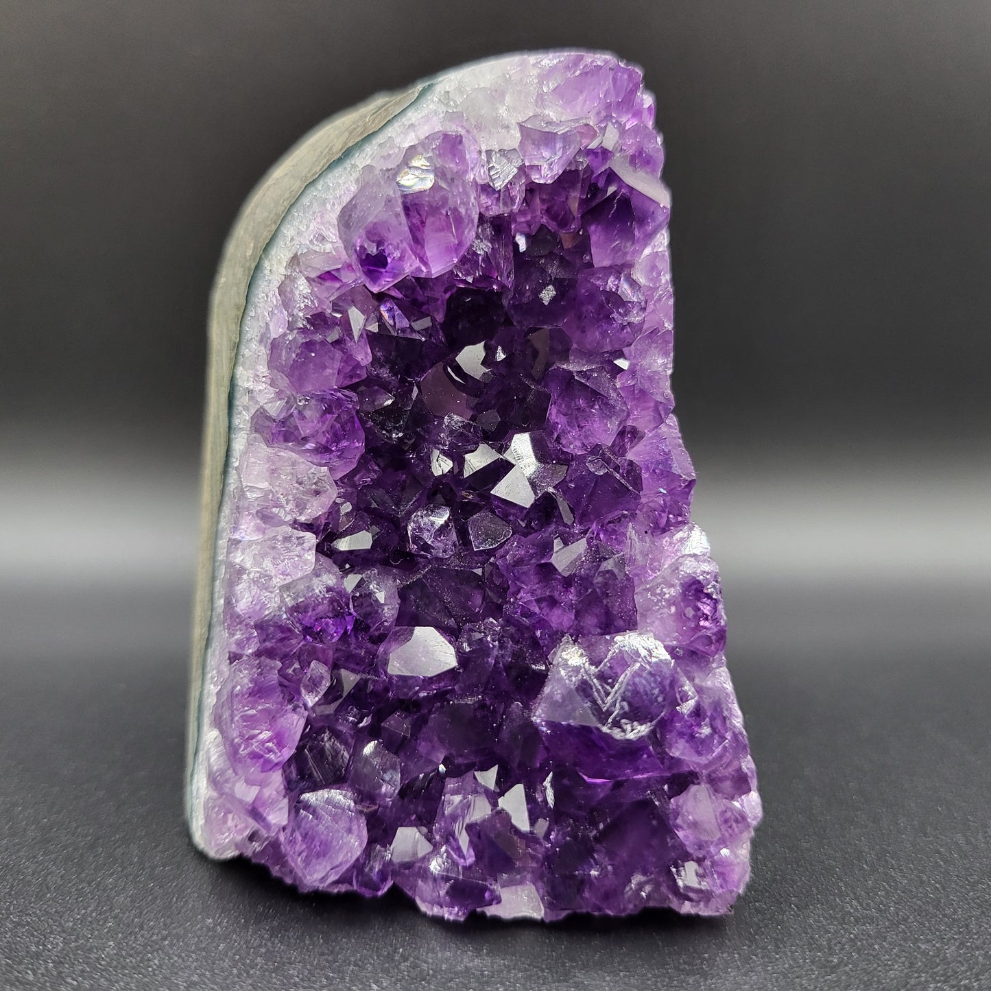 Amethyst-Druse mit toller dunkler Farbe – Violette Naturpracht