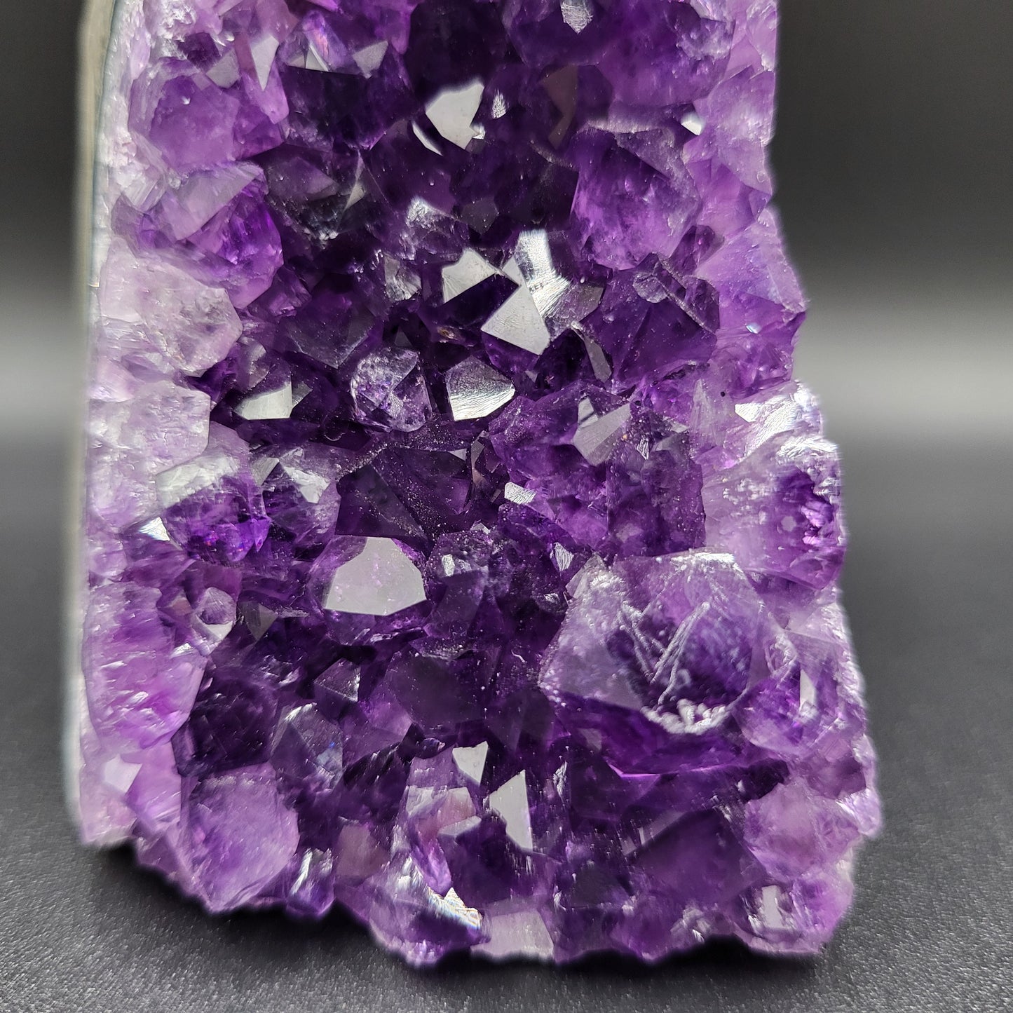 Amethyst-Druse mit toller dunkler Farbe – Violette Naturpracht