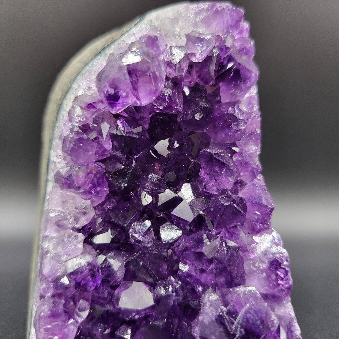 Amethyst-Druse mit toller dunkler Farbe – Violette Naturpracht