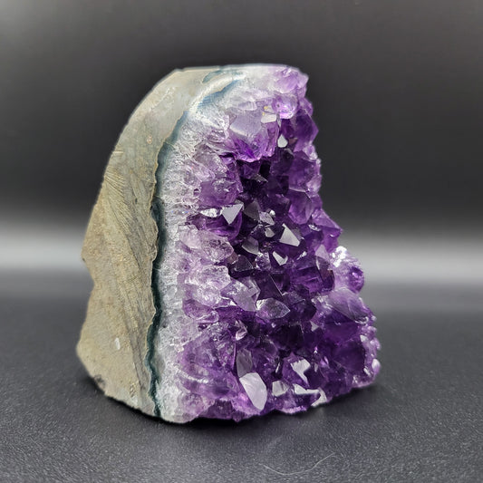 Amethyst-Druse mit toller dunkler Farbe – Violette Naturpracht