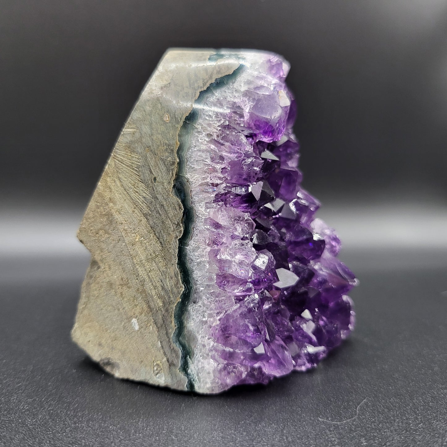 Amethyst-Druse mit toller dunkler Farbe – Violette Naturpracht