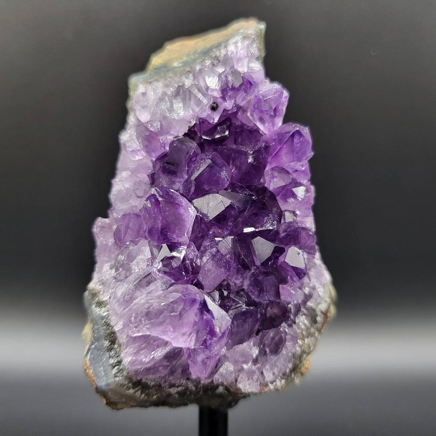 Amethyst mit toller dunkler Farbe auf Ständer – Violette Mystik