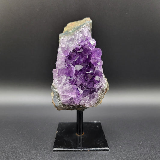 Amethyst mit toller dunkler Farbe auf Ständer – Violette Mystik