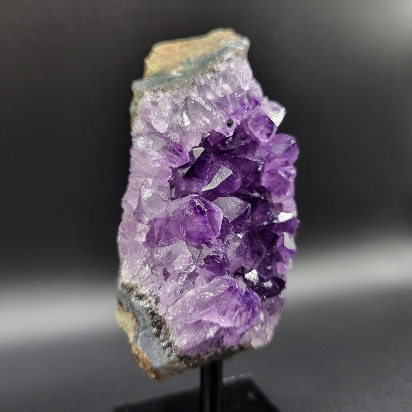 Amethyst mit toller dunkler Farbe auf Ständer – Violette Mystik