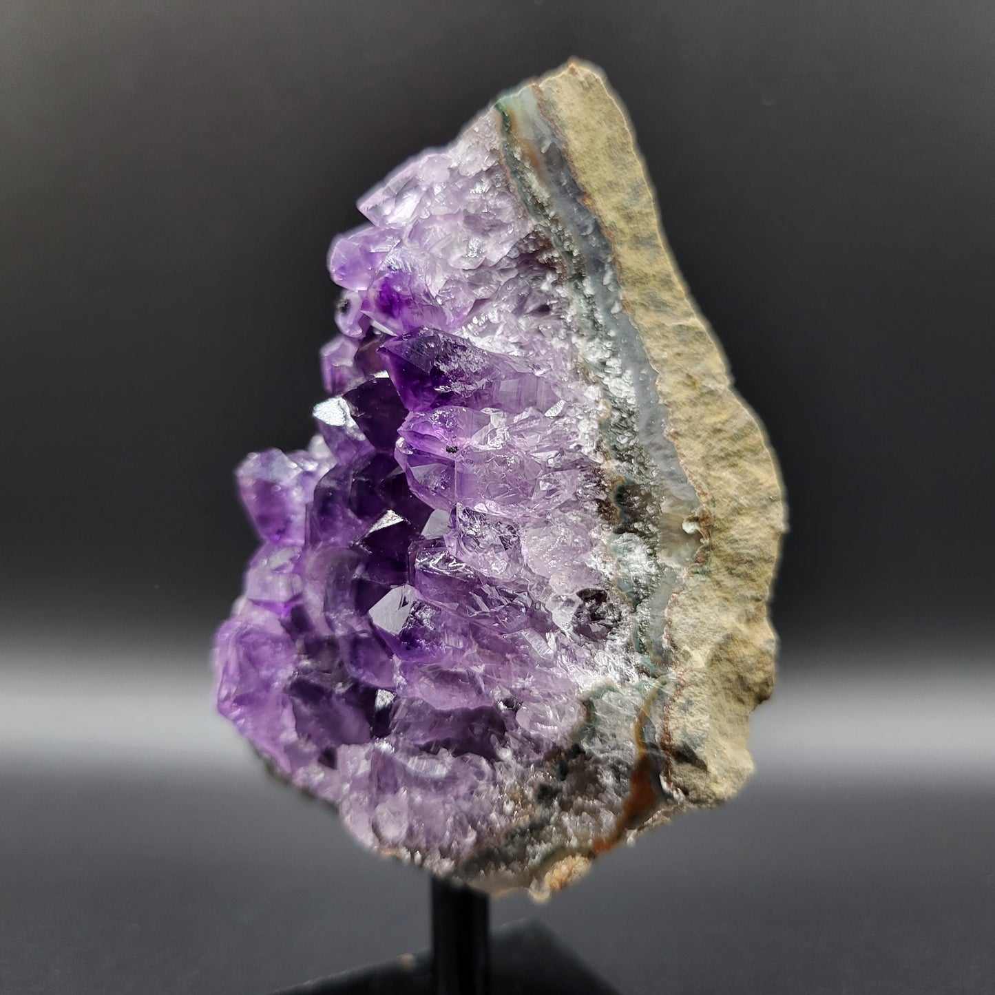 Amethyst mit toller dunkler Farbe auf Ständer – Violette Mystik