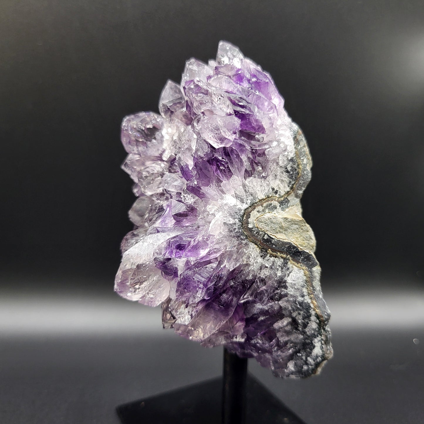 Frozen-Amethyst – Amethyst mit Bergkristall-Überzug auf Ständer