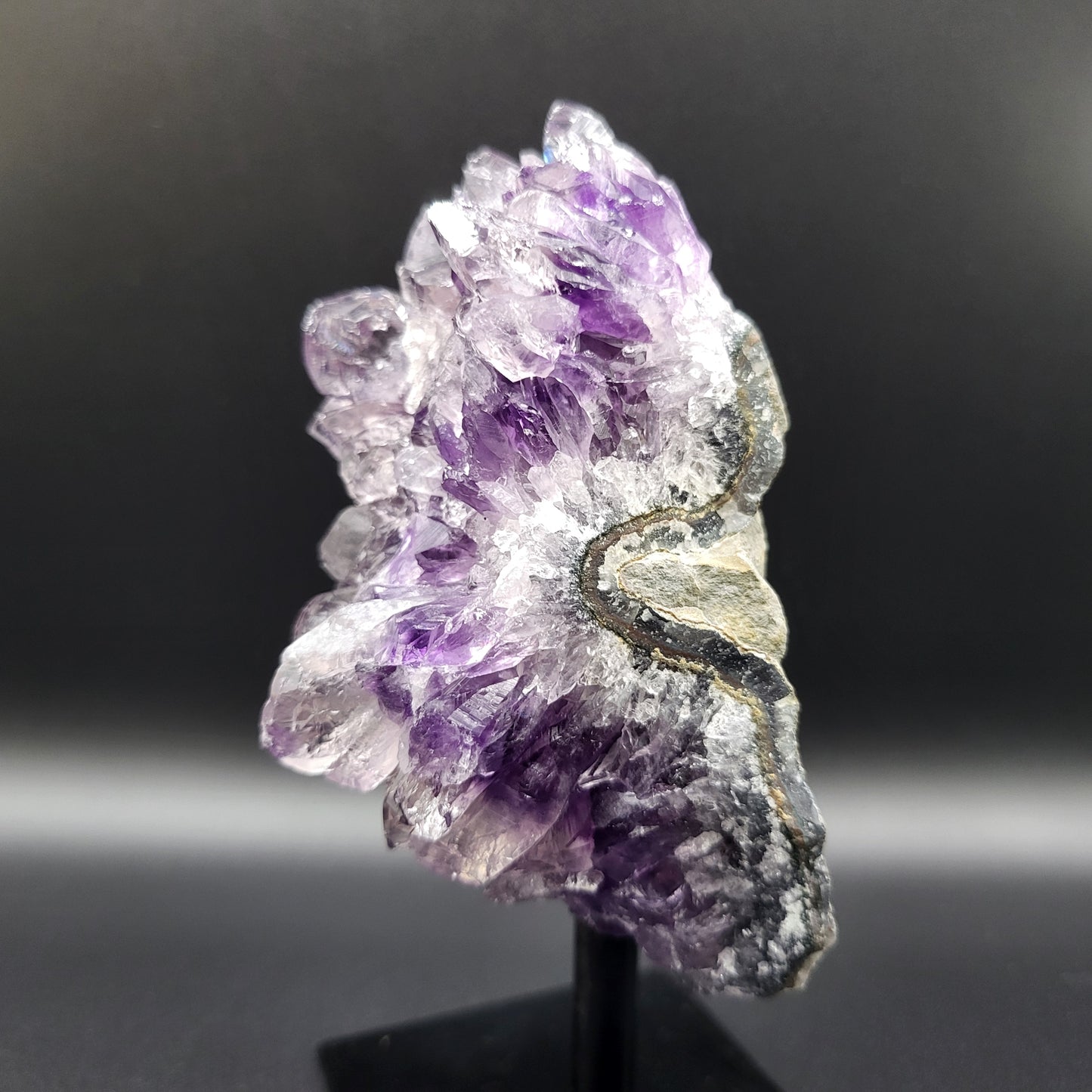 Frozen-Amethyst – Amethyst mit Bergkristall-Überzug auf Ständer