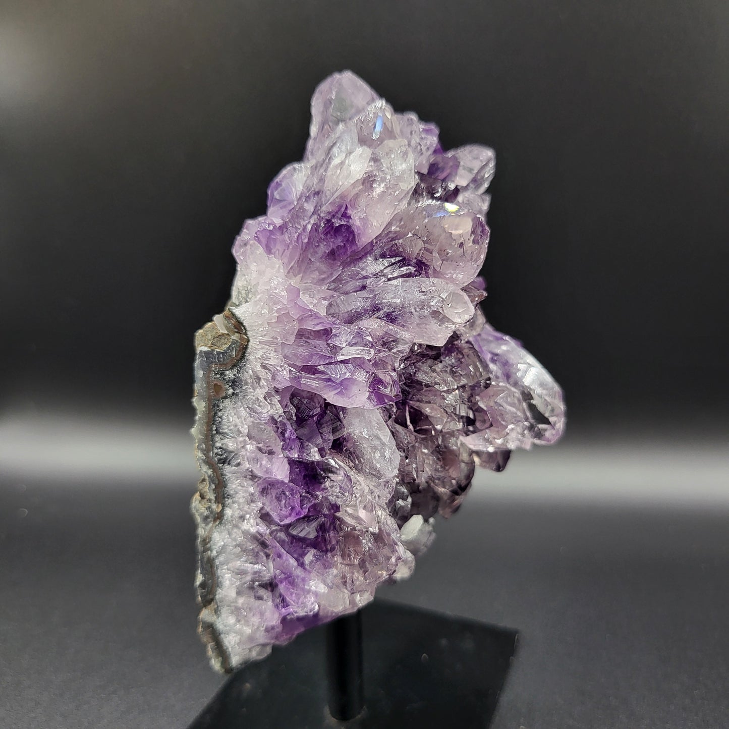 Frozen-Amethyst – Amethyst mit Bergkristall-Überzug auf Ständer