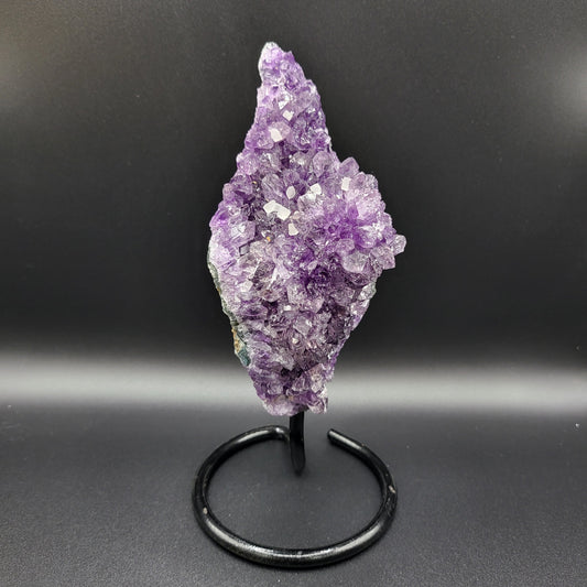 Amethyst mit kleinen Würfel-Calziten auf Ständer – Violette Harmonie