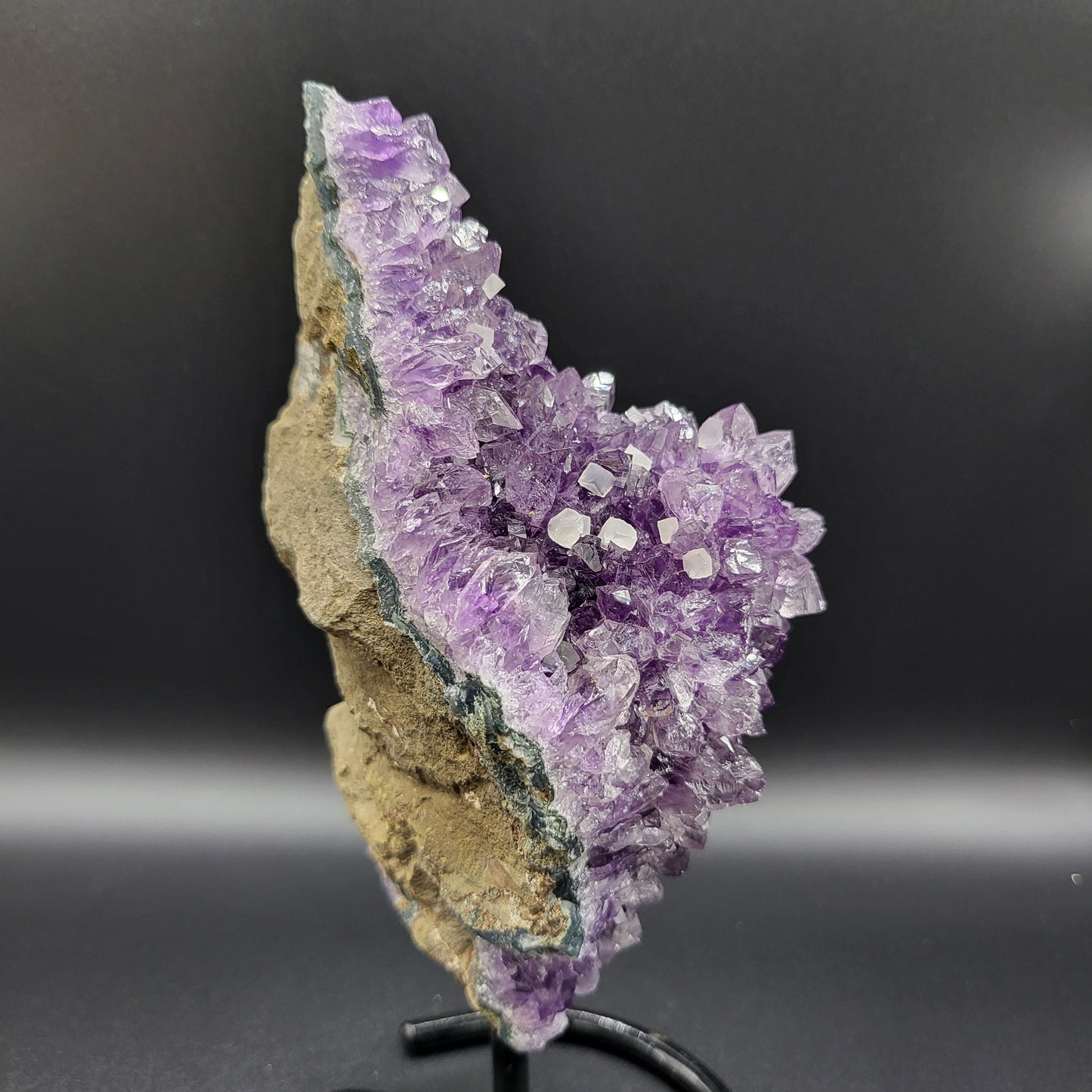 Amethyst mit kleinen Würfel-Calziten auf Ständer – Violette Harmonie