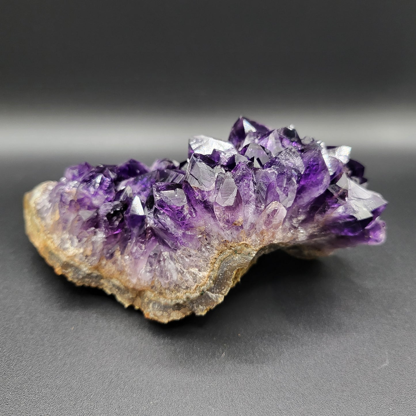 Dunkler Amethyst mit großen Kristallen – Tiefviolette Kraft