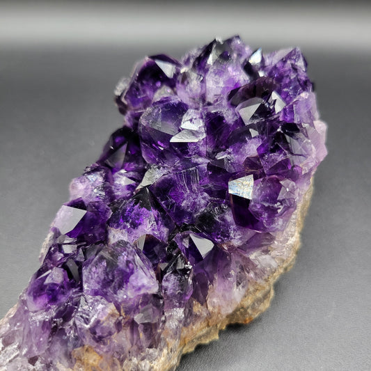 Dunkler Amethyst mit großen Kristallen – Tiefviolette Kraft