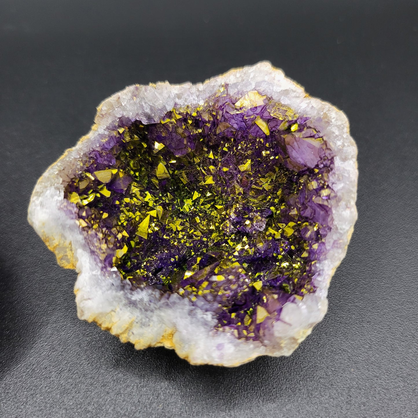 Bedampfte Bergkristall-Drusen – Amethystzauber der Natur