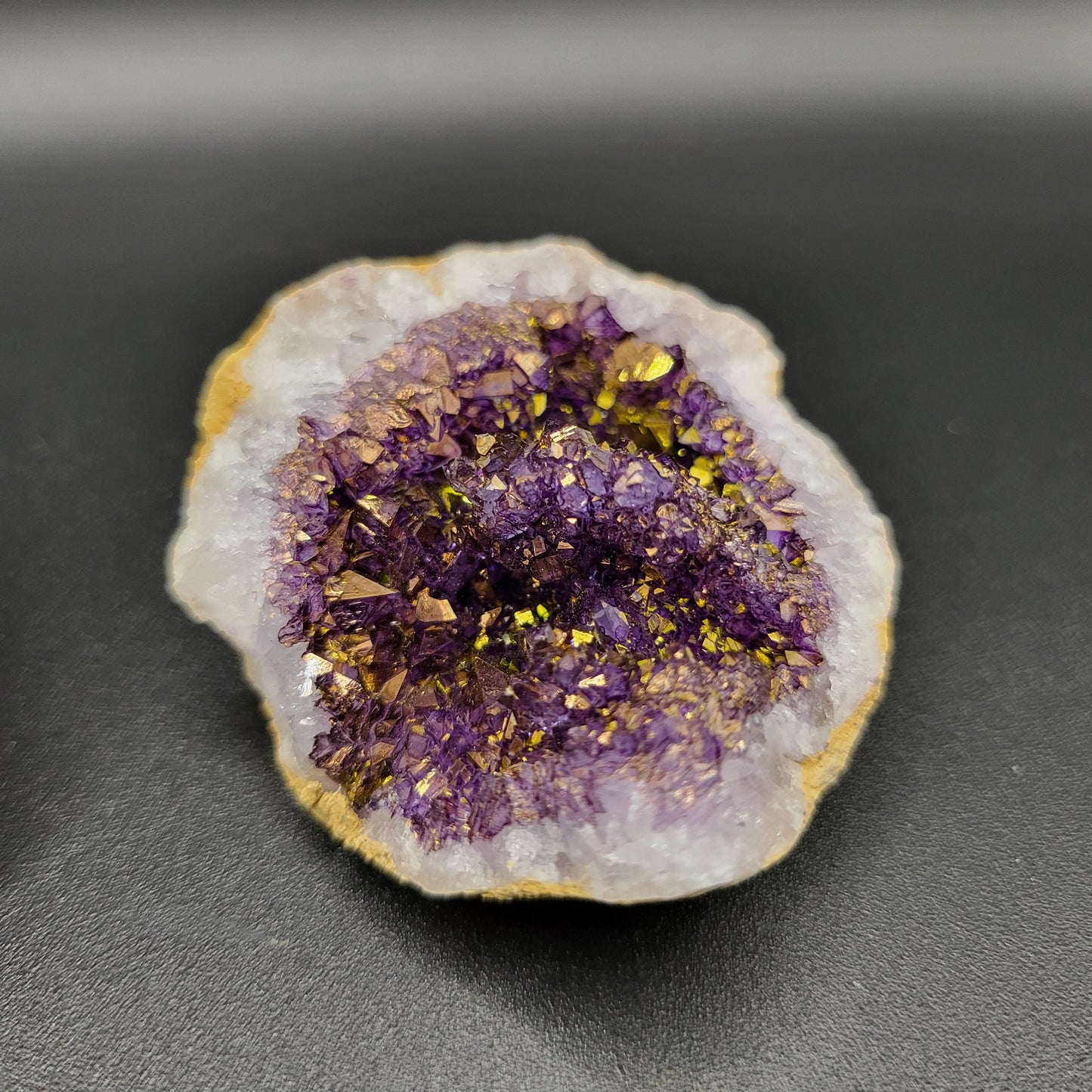 Bedampfte Bergkristall-Drusen – Amethystzauber der Natur