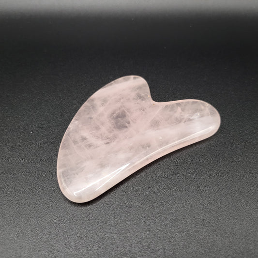 Gua Sha Rosenquarz – Sanfte Liebesenergie für die Haut