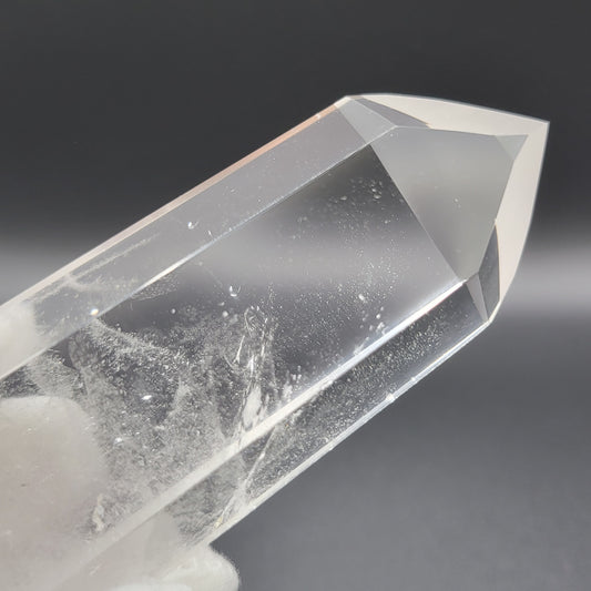Sehr klare Bergkristall-Spitze – Licht der Reinheit