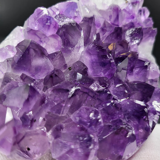 Amethyst-Druse mit großem Kristallanteil – Magischer Energieträger