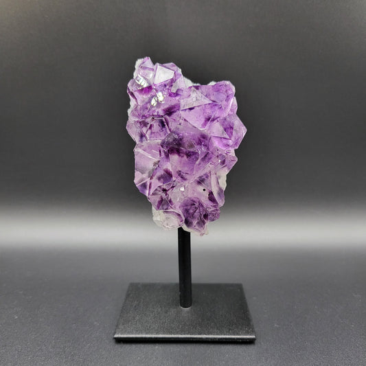 Amethyst auf Ständer mit einzigartiger Leopardenstruktur – Intensives Violett & kraftvolle Ausstrahlung
