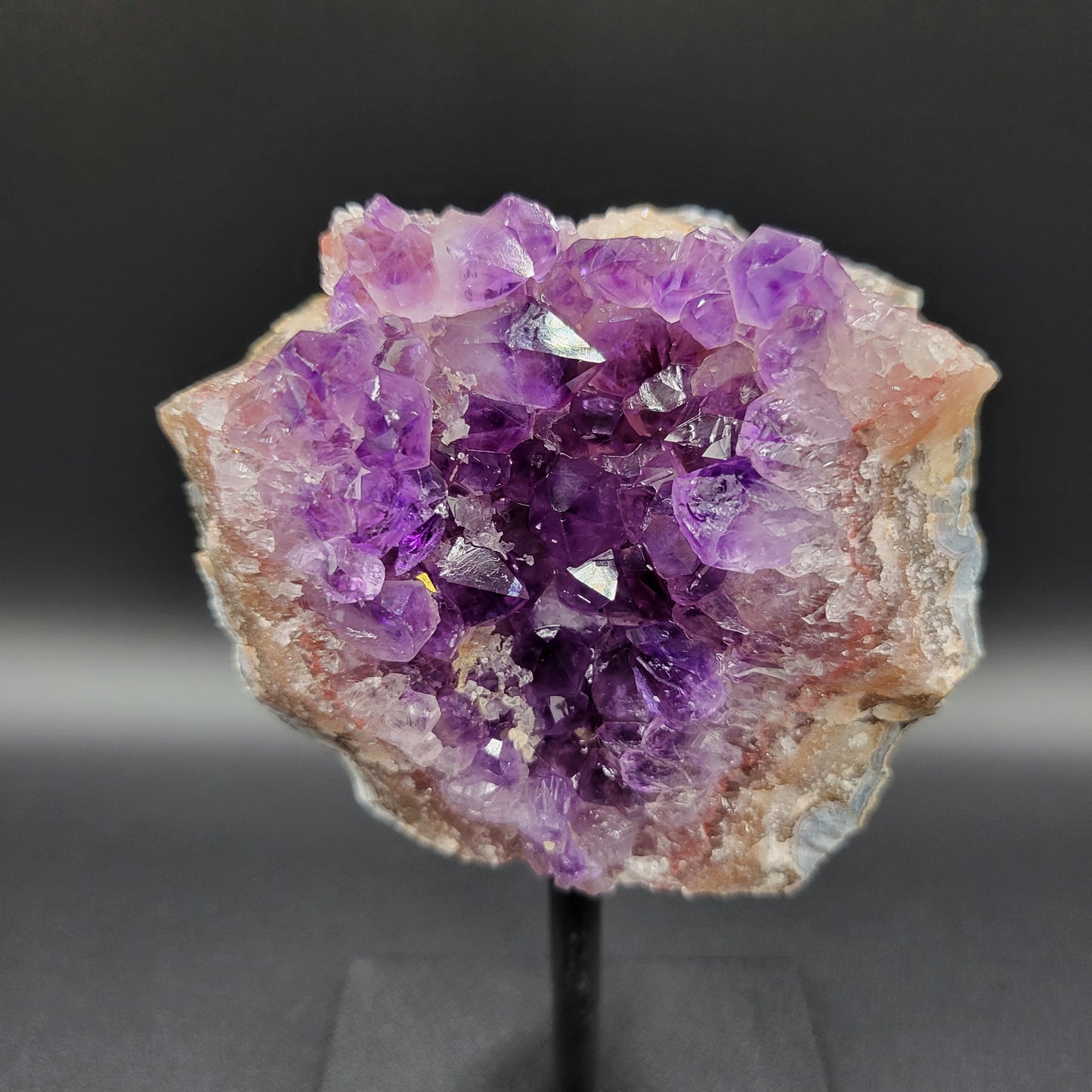 Amethyst-Druse auf Ständer mit Calcit – Tiefe Kristallstruktur & warme Erdtöne