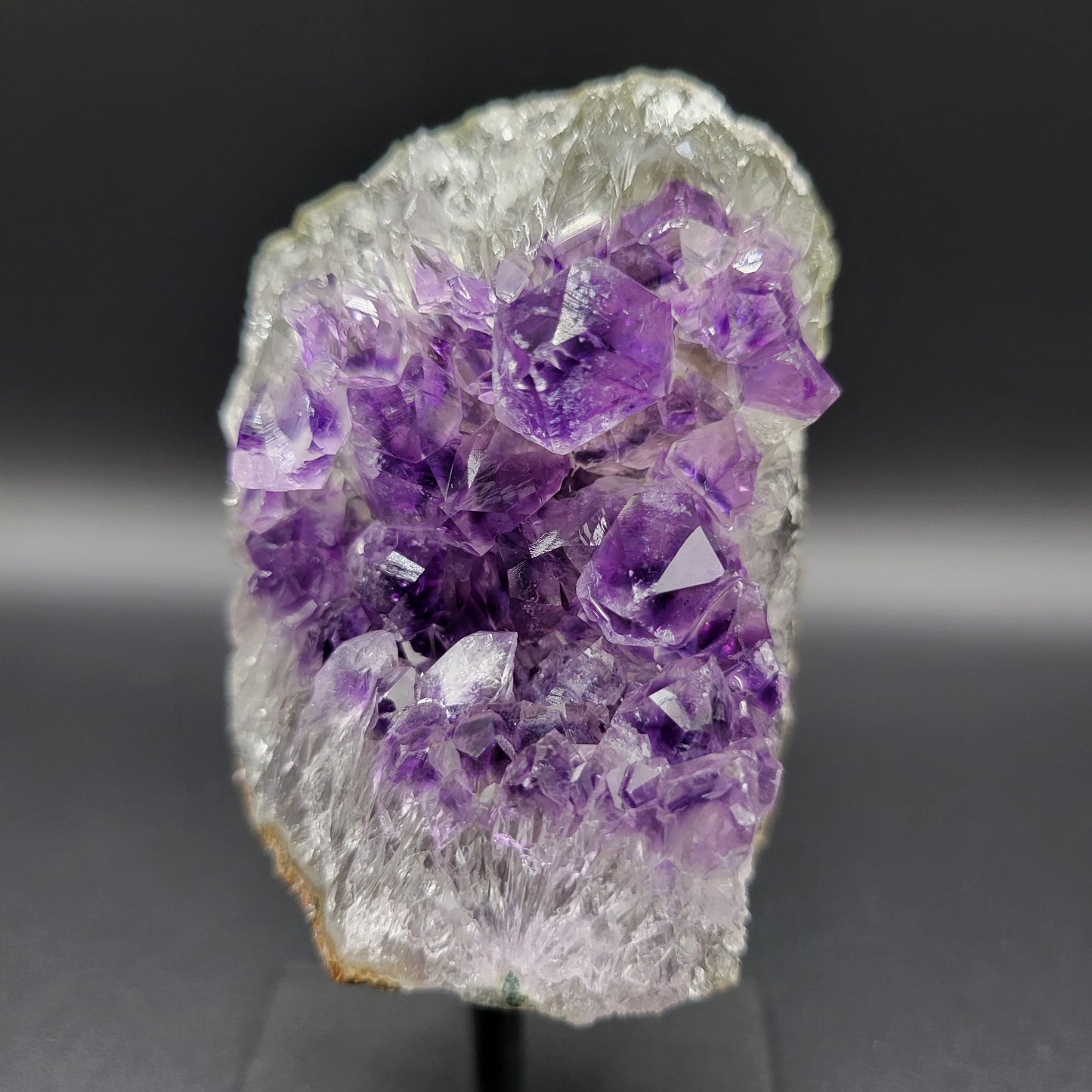 Frozen-Amethyst auf Ständer mit Phantomstruktur – Bergkristall & tiefviolette Schichtung