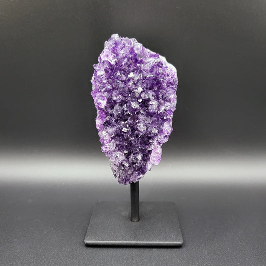Amethyst auf Ständer mit intensiver Tiefenfarbe – Funkelnde Kristallstruktur & edle Brillanz