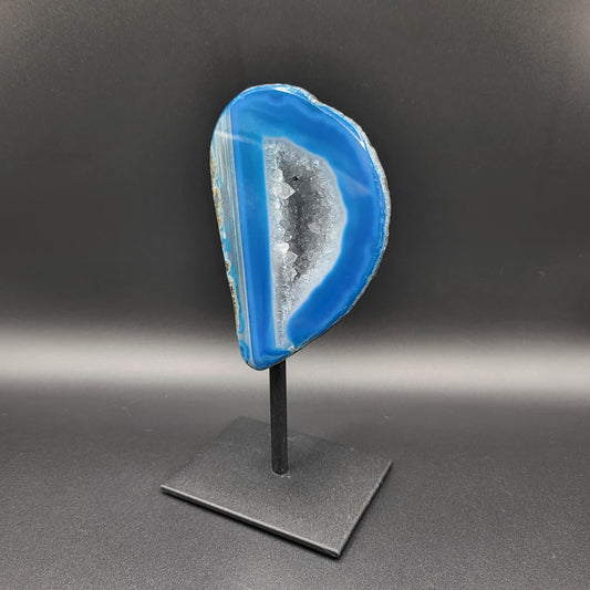 Blauer Achat Geoden-Schnitt auf Standfuß – Edelstein Deko mit Kristallkern für Harmonie & Energie