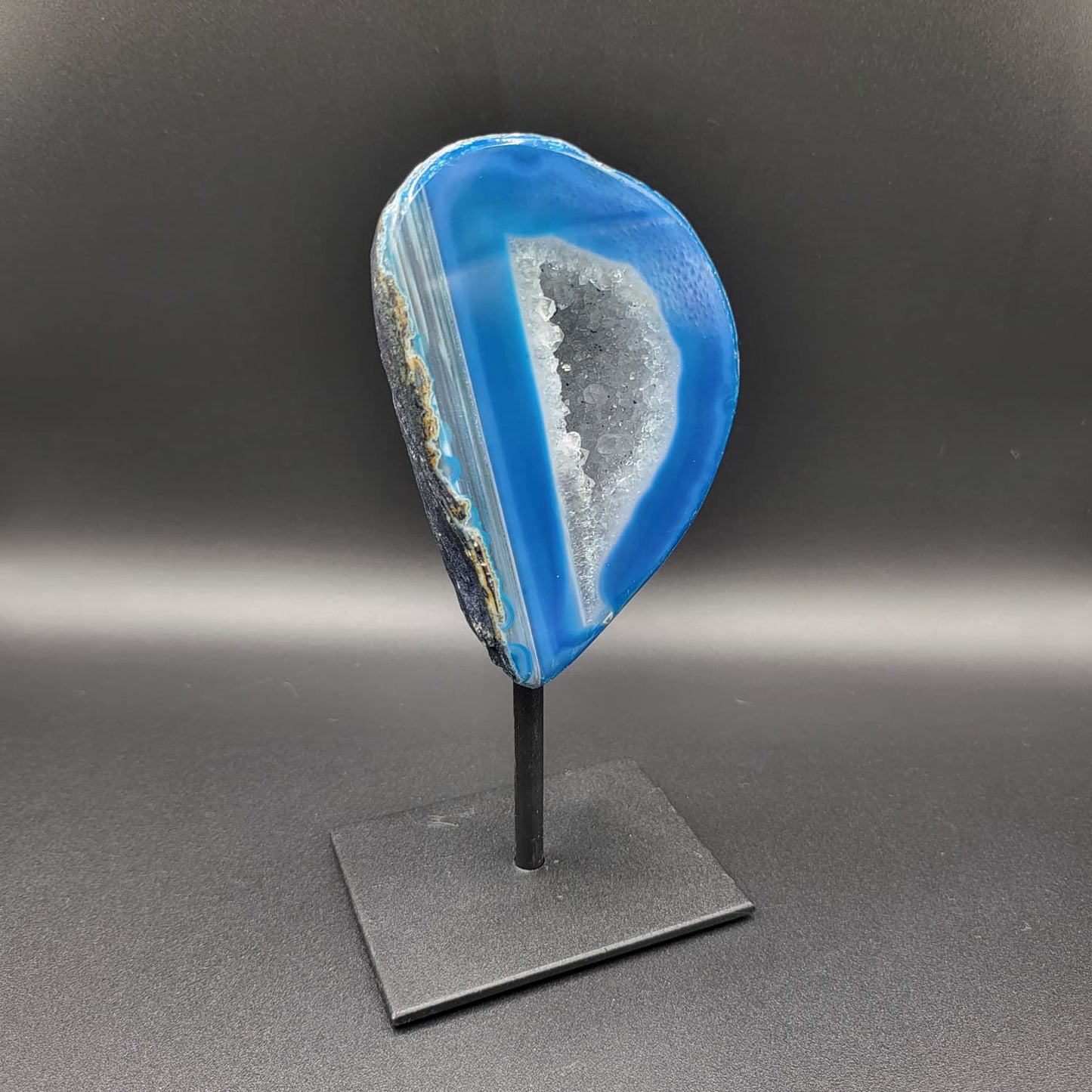 Blauer Achat Geoden-Schnitt auf Standfuß – Edelstein Deko mit Kristallkern für Harmonie & Energie
