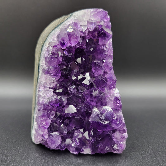 Amethyst-Druse mit toller dunkler Farbe – Violette Naturpracht