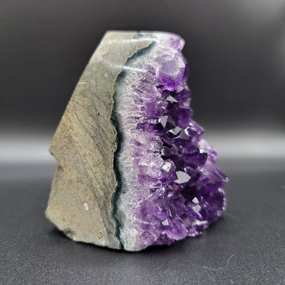 Amethyst-Druse mit toller dunkler Farbe – Violette Naturpracht