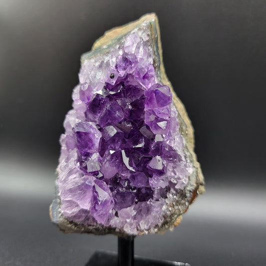 Amethyst mit toller dunkler Farbe auf Ständer – Violette Mystik