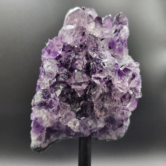 Frozen-Amethyst – Amethyst mit Bergkristall-Überzug auf Ständer