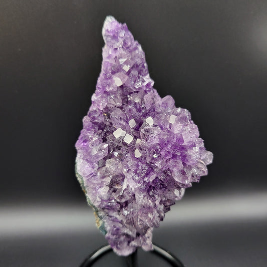 Amethyst mit kleinen Würfel-Calziten auf Ständer – Violette Harmonie