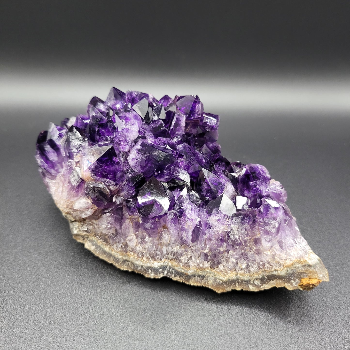 Dunkler Amethyst mit großen Kristallen – Tiefviolette Kraft