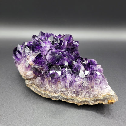 Dunkler Amethyst mit großen Kristallen – Tiefviolette Kraft