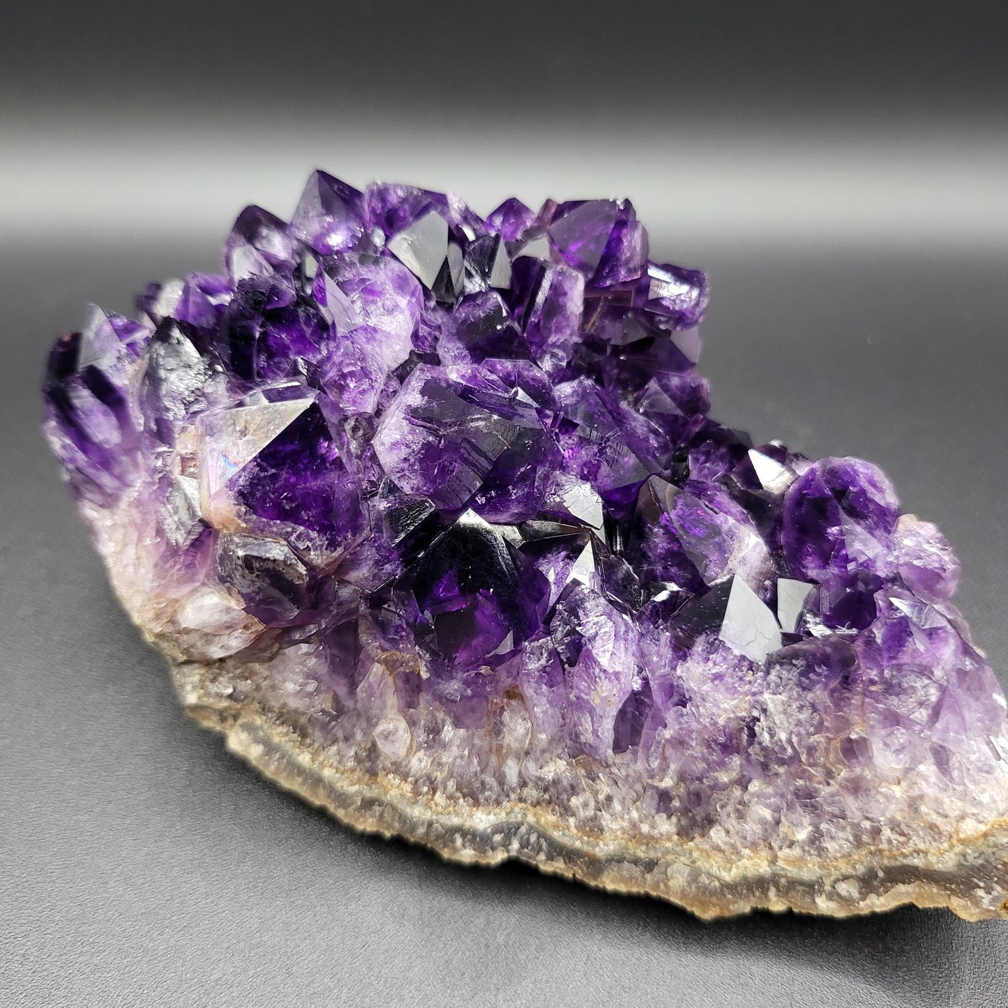 Dunkler Amethyst mit großen Kristallen – Tiefviolette Kraft