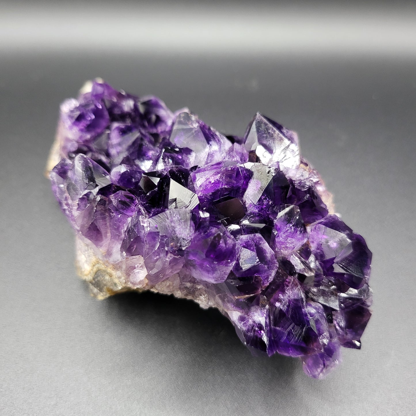 Dunkler Amethyst mit großen Kristallen – Tiefviolette Kraft