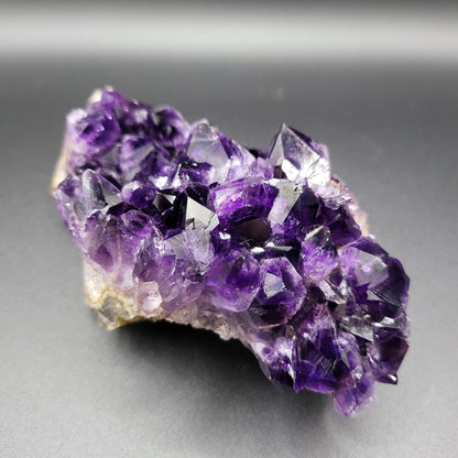 Dunkler Amethyst mit großen Kristallen – Tiefviolette Kraft