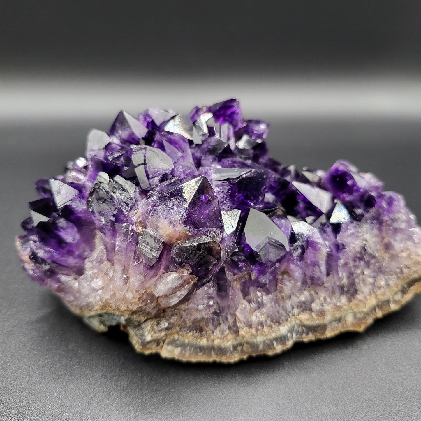 Dunkler Amethyst mit großen Kristallen – Tiefviolette Kraft