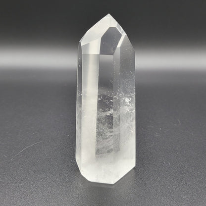 Sehr klare Bergkristall-Spitze – Licht der Reinheit