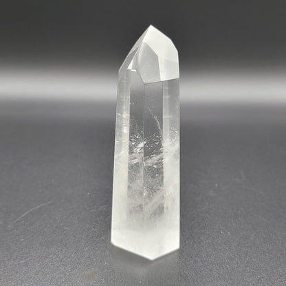 Sehr klare Bergkristall-Spitze – Licht der Reinheit