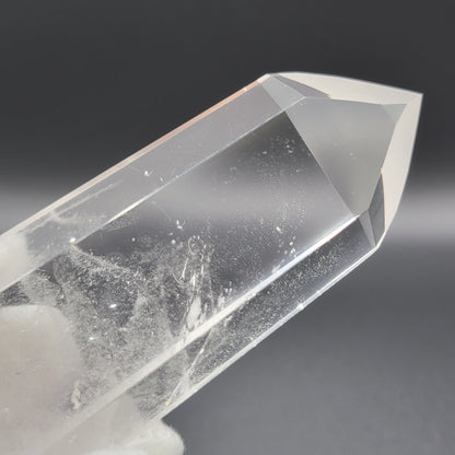 Sehr klare Bergkristall-Spitze – Licht der Reinheit