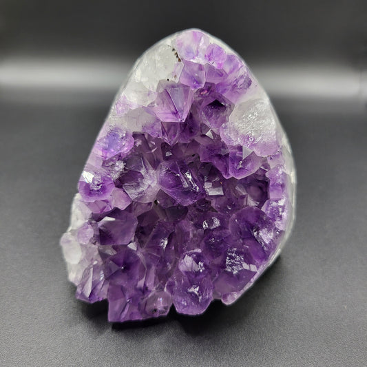 Amethyst-Druse mit großem Kristallanteil – Magischer Energieträger