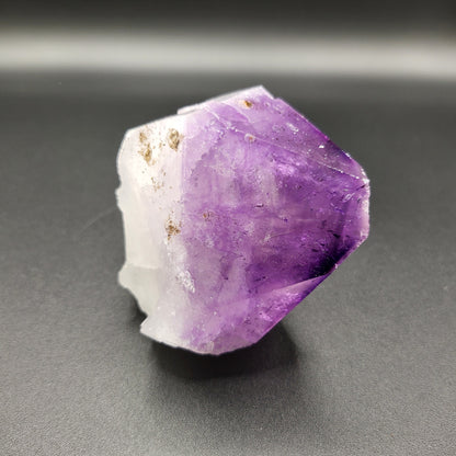 Naturbelassene Amethyst-Spitze – Harmonie der Natur