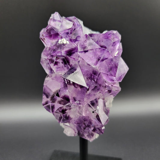 Amethyst auf Ständer mit einzigartiger Leopardenstruktur – Intensives Violett & kraftvolle Ausstrahlung