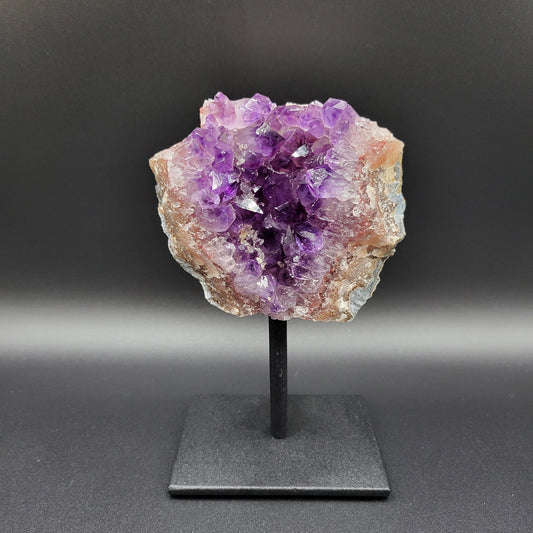 Amethyst-Druse auf Ständer mit Calcit – Tiefe Kristallstruktur & warme Erdtöne