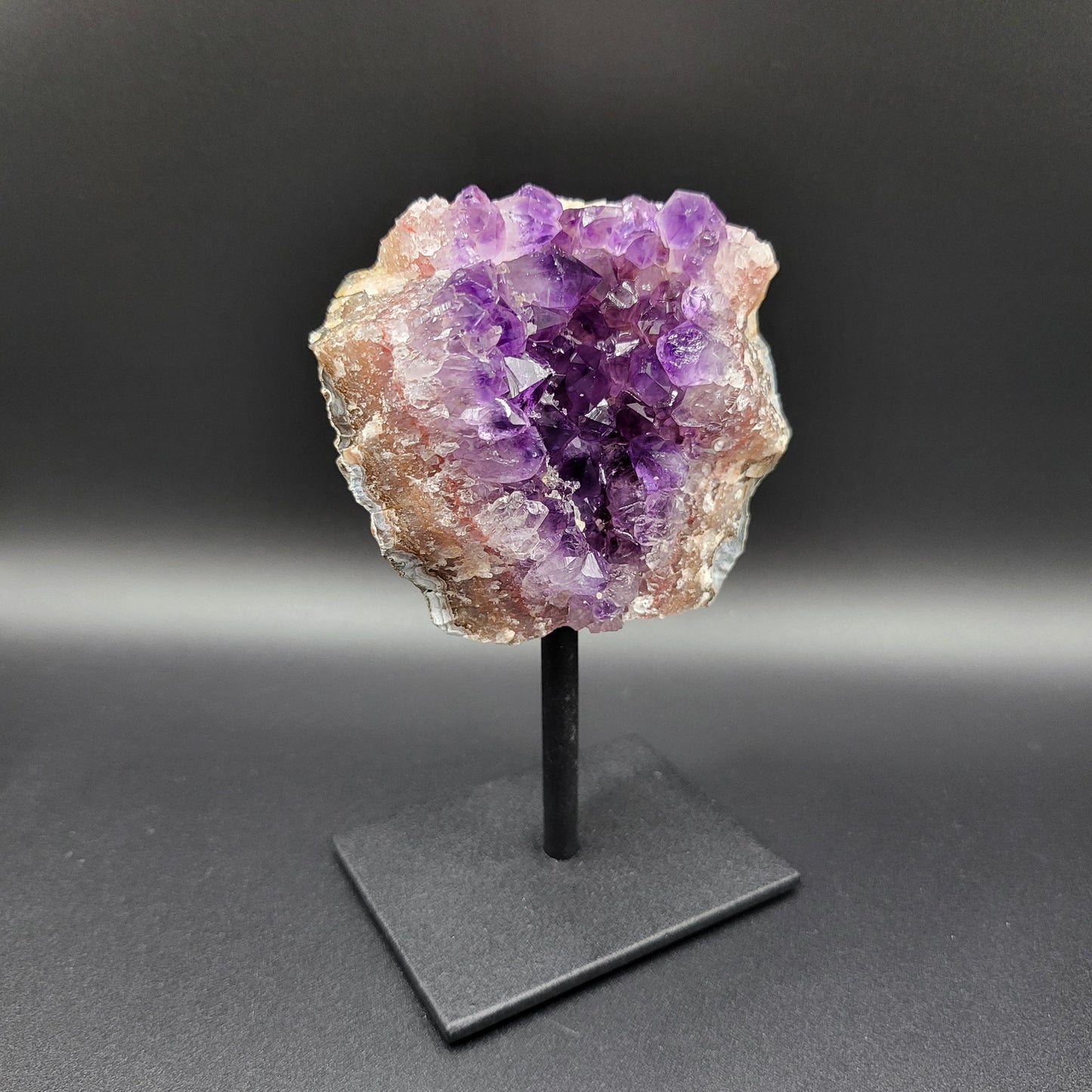 Amethyst-Druse auf Ständer mit Calcit – Tiefe Kristallstruktur & warme Erdtöne