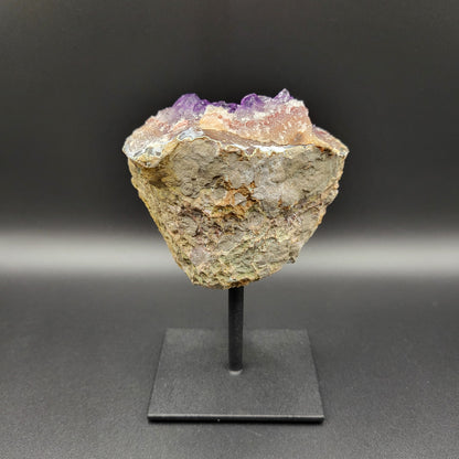 Amethyst-Druse auf Ständer mit Calcit – Tiefe Kristallstruktur & warme Erdtöne