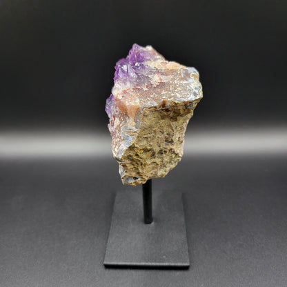 Amethyst-Druse auf Ständer mit Calcit – Tiefe Kristallstruktur & warme Erdtöne