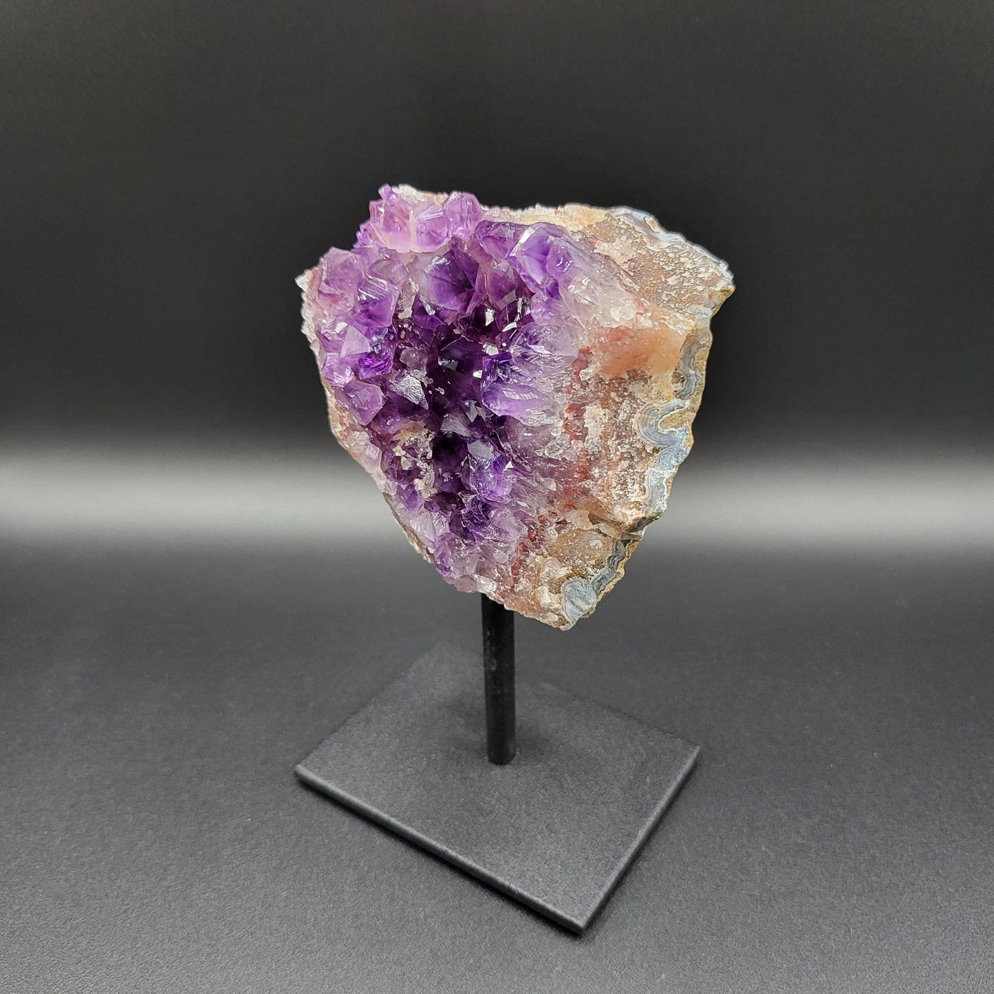 Amethyst-Druse auf Ständer mit Calcit – Tiefe Kristallstruktur & warme Erdtöne